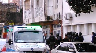 Hombre atrincherado en pasaje Zamaro y Suipacha