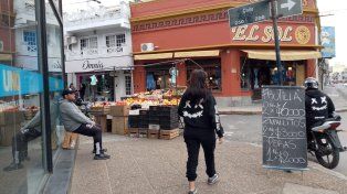 Los comerciantes viven una caída en sus ventas, lo que los fuerza a buscar otros empleos.