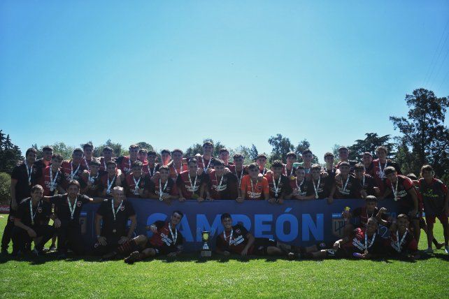 Campeones. El plantel de la quinta división de Newell’s se coronó en el torneo de AFA. Además dio la vuelta olímpica en Rosarina.