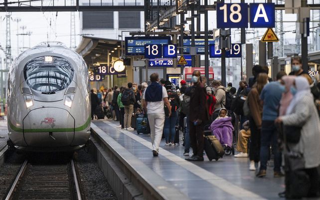 Pasajeros esperan uno de los pocos trenes entrantes en la estación principal durante la huelga nacional de conductores de trenes en Frankfurt