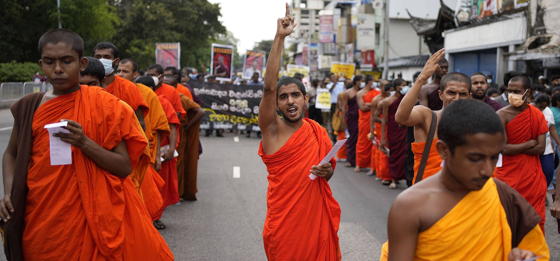 Estudiantes monjes budistas gritan consignas durante una marcha de protesta contra el gobierno en Colombo, Sri Lanka, el martes 30 de agosto de 2022. El nuevo gobierno de Sri Lanka planea presentar el martes un presupuesto modificado para el año que recorta gastos y busca brindar alivio a la gente duramente golpeado por la crisis económica del país.