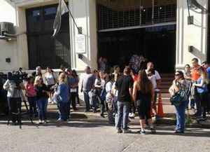 Una celadora invita a sus alumnas a participar de un trío sexual