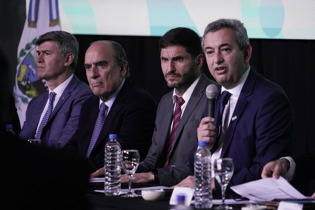 El intendente Pablo Javkin había presidido el encuentro local de la Red Federal de Intendentes y adelantó que acudirá nuevamente al Congreso para acompañar el tratamiento del proyecto que redistribuye la alícuota a los combustibles hacia el interior de la Argentina