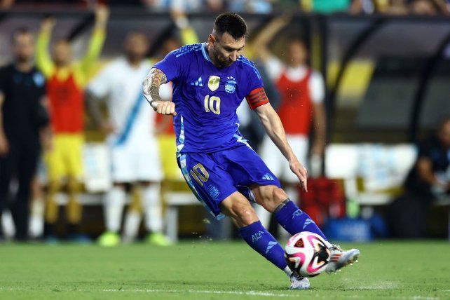Pegada exquisita. Leo brilló ante Guatemala y marcó la diferencia con dos goles en el 4 a 1 final.