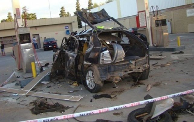 Video: un auto explotó cuando cargaba GNC