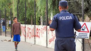 Esc&aacute;ndalo por un muro que separa a pobres y ricos en el gran Buenos Aires