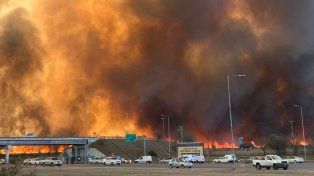 Un incendio fuera de control obligó a cortar la autopista Córdoba-Carlos Paz