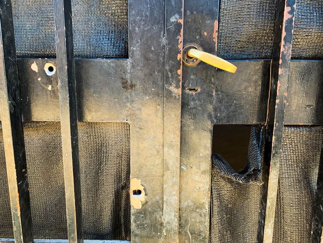 Jorge Mario Ferreira fue atacado a balazos en Gutenberg al 2700. Murió en el Heca. Un proyectil hirió a una vecina en la cabeza tras perforar la puerta de su casa.