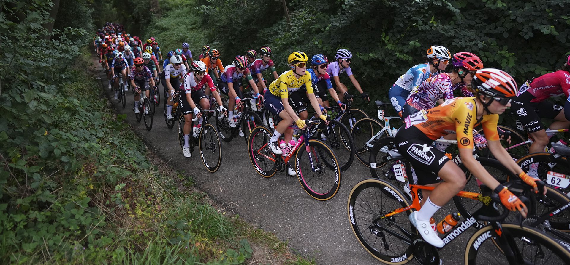 La holandesa Demi Vollering, que lleva la camiseta amarilla de líder general, pedalea en el pelotón cerca de Bemelen, en el sur de los Países Bajos, durante la cuarta etapa del Tour de Francia femenino, que comienza en Valkenburg, Países Bajos, y termina en Lieja, Bélgica, el miércoles 14 de agosto de 2024. (Foto AP/Peter Dejong) La holandesa Demi Vollering, que lleva la camiseta amarilla de líder general, pedalea en el pelotón cerca de Bemelen, en el sur de los Países Bajos, durante la cuarta etapa del Tour de Francia femenino, que comienza en Valkenburg, Países Bajos, y termina en Lieja, Bélgica, el miércoles 14 de agosto de 2024. (Foto AP/Peter Dejong)