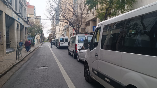 Los transportistas de personas con discapacidad llevaron su protesta a las puertas del Pami. 