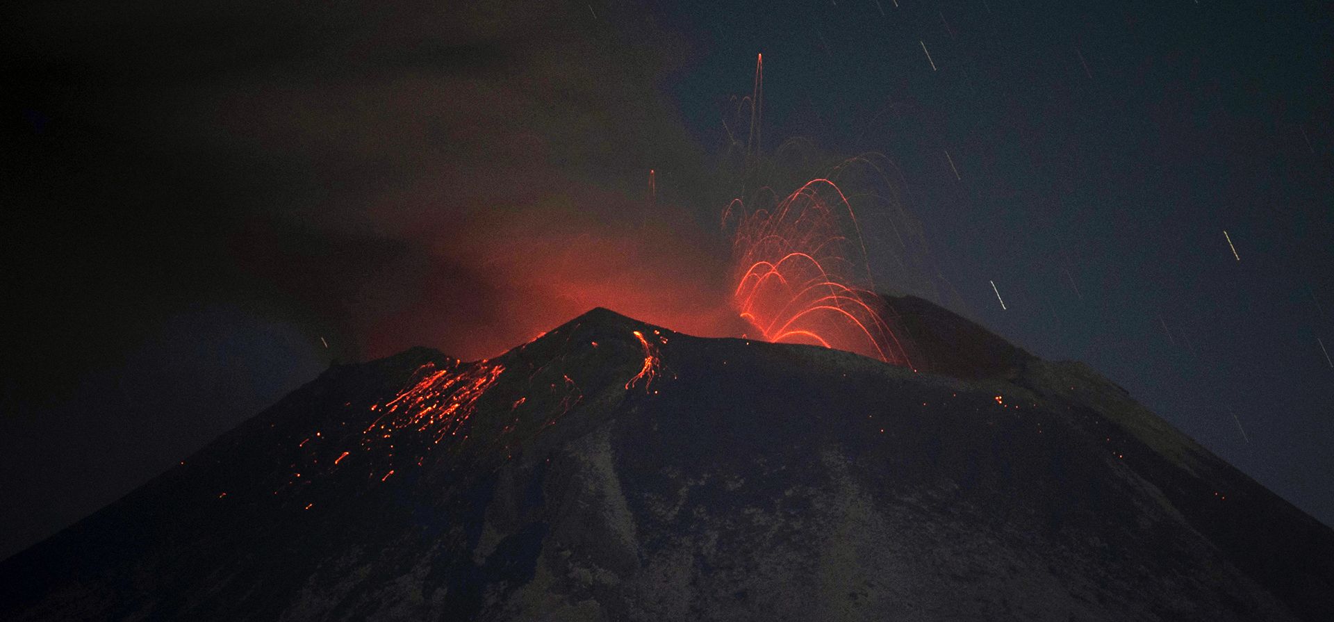 El volcán Popocatépetl arroja lava, ceniza y vapor, visto desde Santiago Xalitzintla, México, la madrugada del jueves 25 de mayo de 2023. (AP Foto/Marco Ugarte) El volcán Popocatépetl arroja lava, ceniza y vapor, visto desde Santiago Xalitzintla, México, la madrugada del jueves 25 de mayo de 2023. (AP Foto/Marco Ugarte)