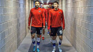 Ojeda (a la izquierda) sufrió la lesión muscular en la derrota de Patronato ante Estudiantes de La Plata