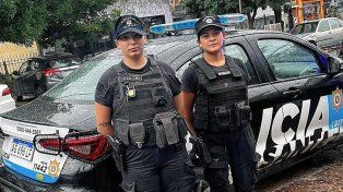 La Suboficial Ascona Noelia y Suboficial Kaufmann María, quienes ayudaron a la mamá con la pequeña