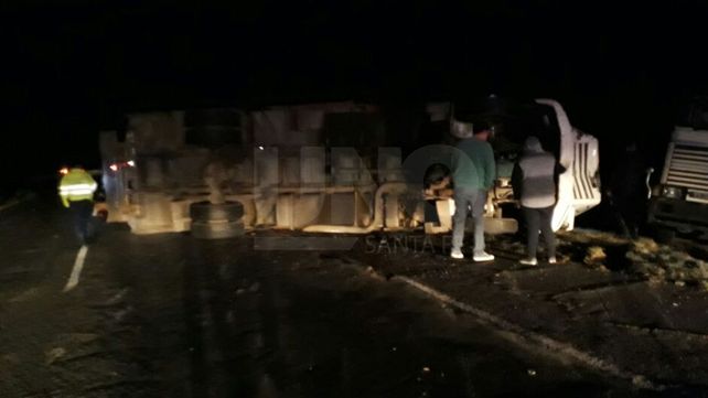 Choque y vuelco entre dos camiones sobre la autopista Santa Fe-Rosario