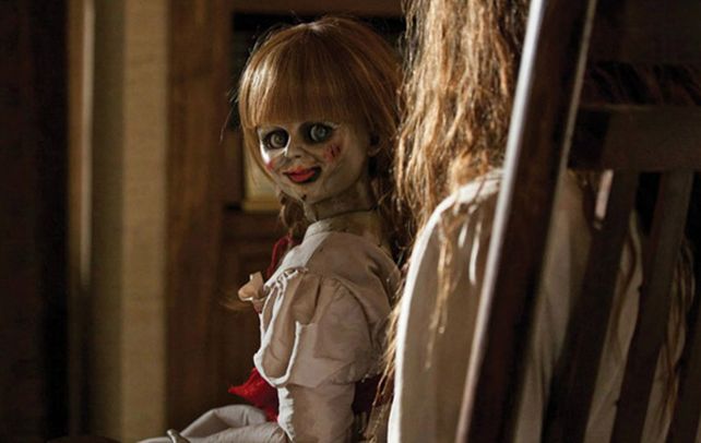 “Annabelle” llega a la pantalla grande hoy para aterrar a los espectadores rosarinos.
