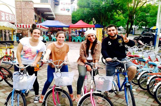 Turismo. Los jóvenes aprovechan el tiempo libre para conocer la zona.