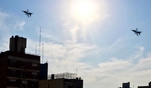 Conmoción por el vuelo rasante de aviones de las Fuerzas Armadas sobre Rosario