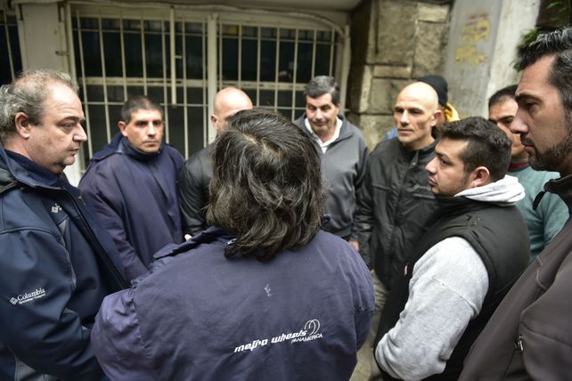 Desesperados.Los obreros exigieron que se destrabe el conflicto.