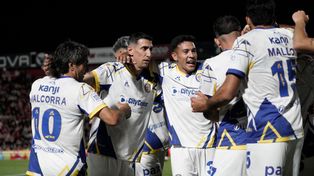 Todo Central celebra la victoria ante Instituto, con Di María en el centro.