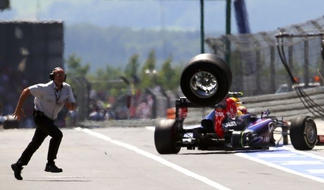El neumático derecho trasero del Red Bull quedó sin ajustar y salió disparado a gran velocidad cuando el australiano arrancó para volver a la pista.