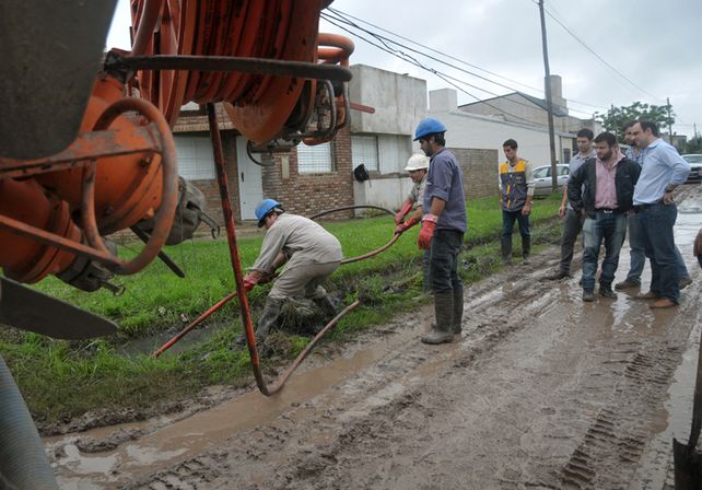 Por la emergencia hídrica más de 30 cuadrillas realizan trabajos de zanjeo y desobstrucción