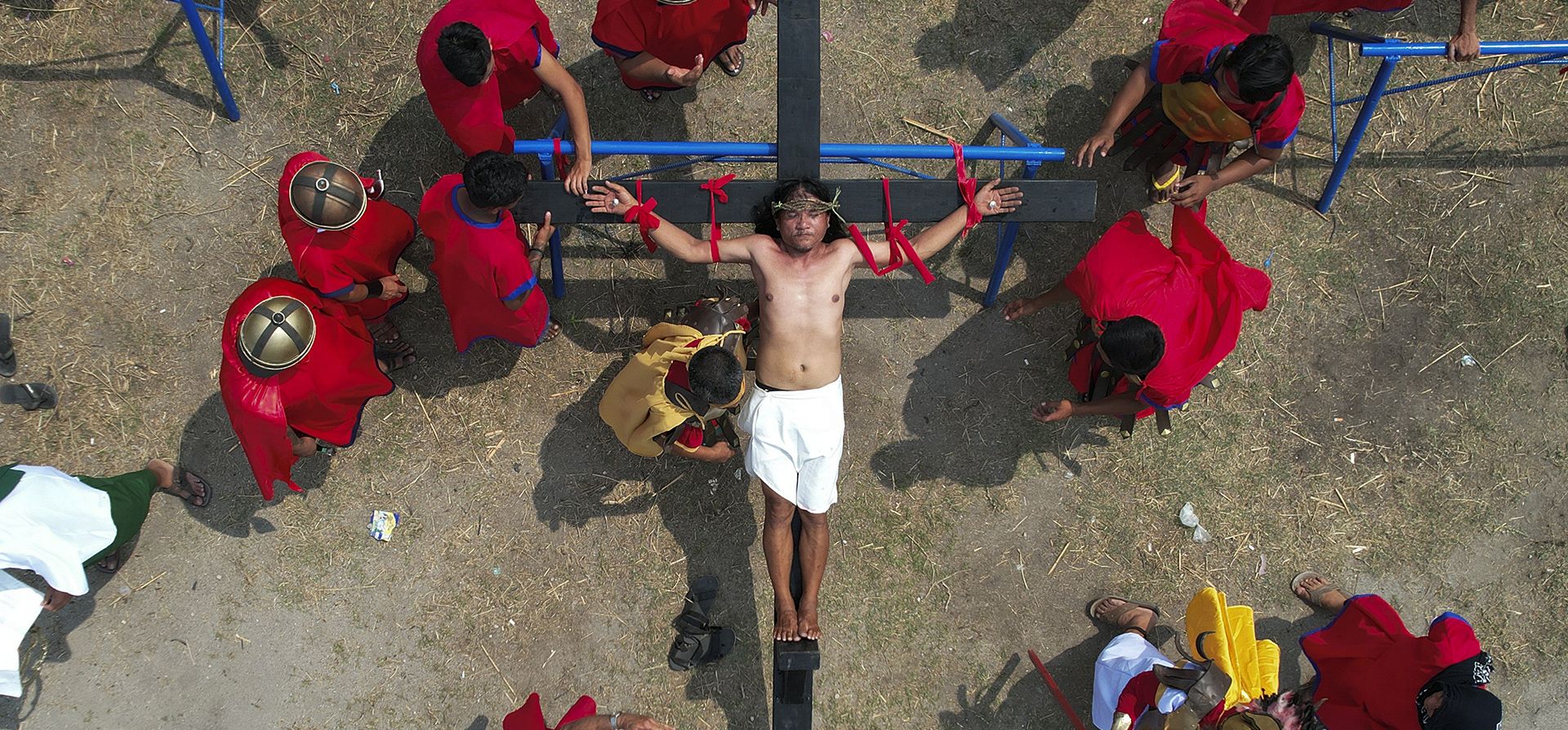 Rubén Enaje es clavado en la cruz durante una recreación de los sufrimientos de Jesucristo como parte de los rituales del Viernes Santo el 7 de abril de 2023 en el pueblo de San Pedro, Cutud, provincia de Pampanga, al norte de Filipinas. (AP Photo/Aaron Favila)