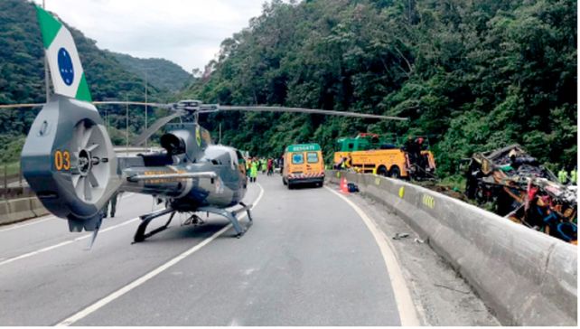 Al menos 21 personas murieron y más de 30 heridas tras el vuelco de un colectivo en Brasil