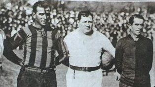 Una postal de antaño. Florencio Sarasíbar de Central, Julio Libonatti de Newell’s y un árbitro posan antes de un clásico.