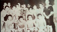 El equipo campeón de Newells de la Copa Escobar, que posa con camisetas de Independiente, anfitrión de la final. El equipo campeón de Newells de la Copa Escobar, que posa con camisetas de Independiente, anfitrión de la final.