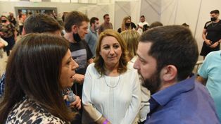 El FAP armó su campamento en el Mercado del Patio. Mónica Fein y Clara García, destacaron la unidad.