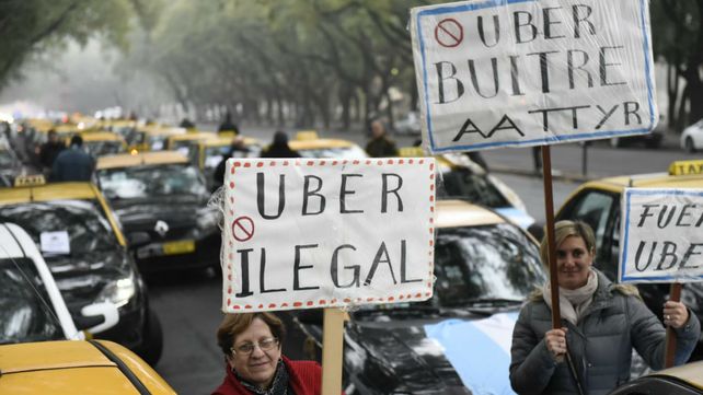 Taxistas de la ciudad marcharon hacia el Monumento para rechazar la llegada de Uber.
