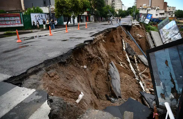 El enorme socavón que causó la tormenta en avenida Vèlez Sársfield