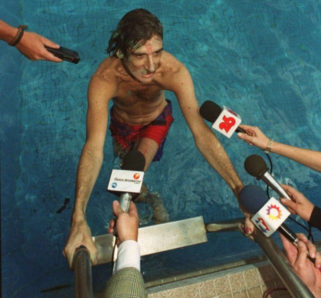 Mendoza, marzo del 2000: Charly acaba de tirarse a una pileta desde un noveno piso y los micrófonos lo aguardan.