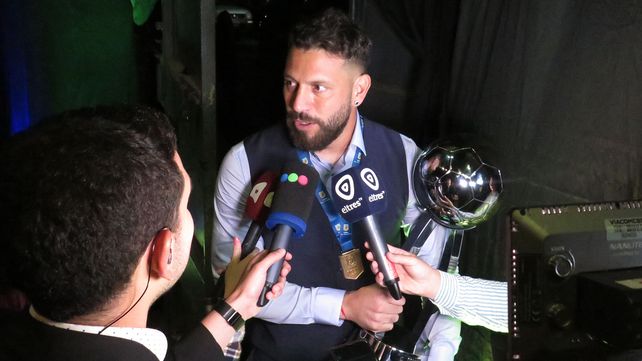 El capit&aacute;n Fatu Broun lleg&oacute; al recinto con la Copa debajo del brazo.