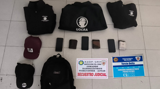 Indumentaria de la Uocra en poder de las personas detenidas por extorsión en Alvear.&nbsp;