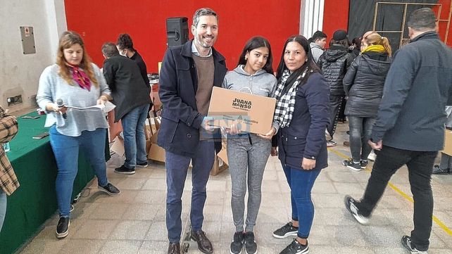 Entregaron 174 netbooks a alumnos de escuela del Centenario