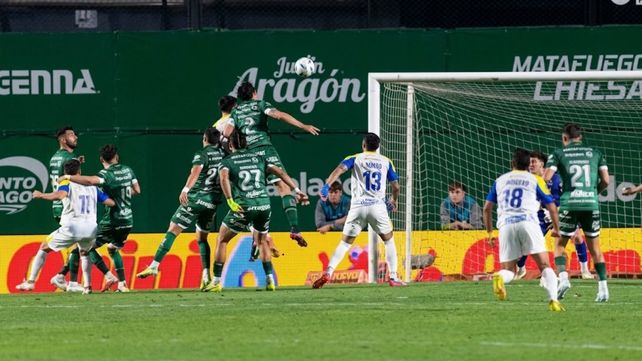 Copetti cabecea arriba del travesaño el córner de Campaz. Pudo ser el 1 a 0 de Central y enseguida llegó el primero de Sarmiento.