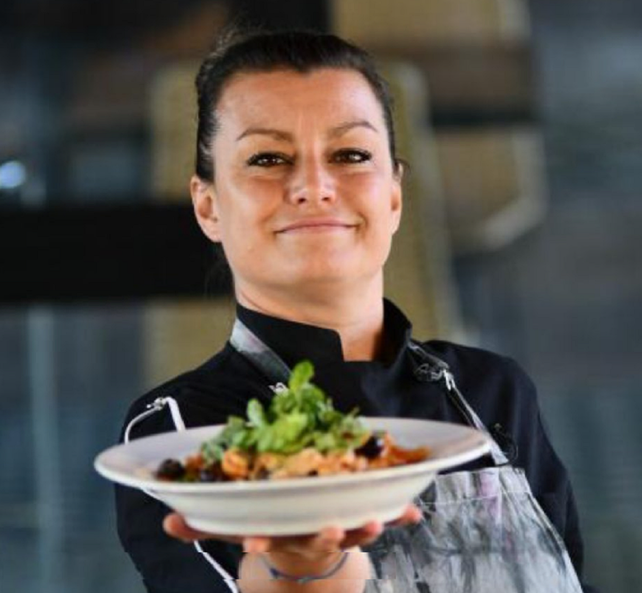 La chef Cecilia Castagno, exhibiendo un plato de su autoría.