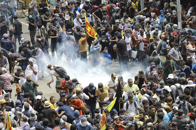 Video: impactantes imágenes muestran como miles de manifestantes toman la residencia presidencial de Sri Lanka