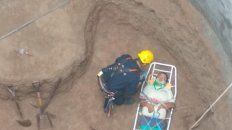 rescataron a un operario que cayo en un foso de quince metros de profundidad rescataron a un operario que cayo en un foso de quince metros de profundidad