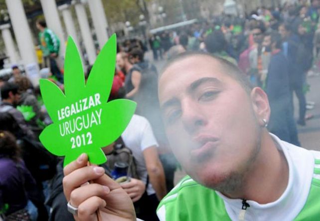 La votación fue recibida por vítores y un cerrado aplauso de parte de defensores de la legalización que esperaron en el exterior fumando cannabis