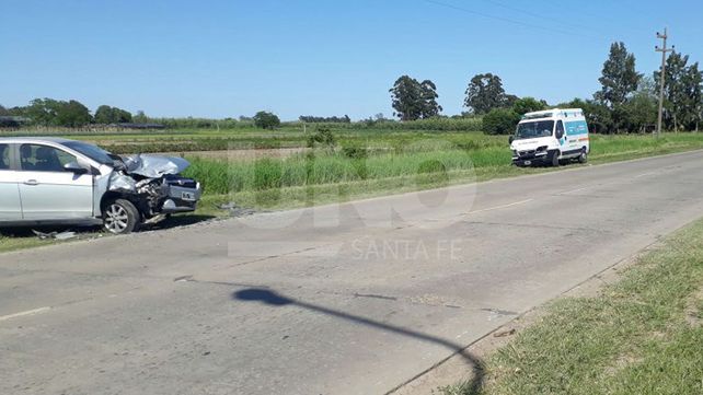 Murió el conductor de un auto que chocó violentamente contra una ambulancia