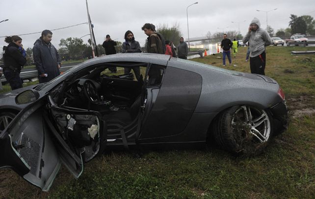 El Audi R8 del empresario Paladini es retirado de la zona del accidente aquel sábado lluvioso de septiembre.