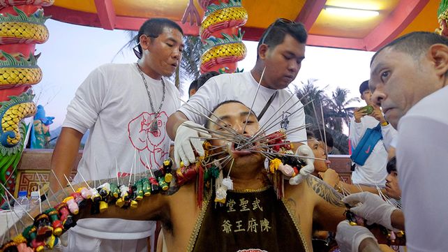 Las postales del extraño festival vegetariano tailandés