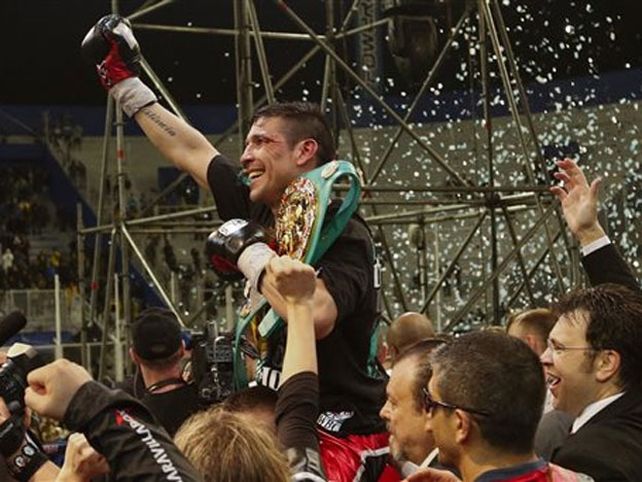 Maravilla Martínez ganó por puntos y retuvo el título mundial mediano