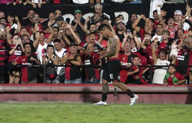 Recalde celebra el gol con el que Newells venció a San Lorenzo.