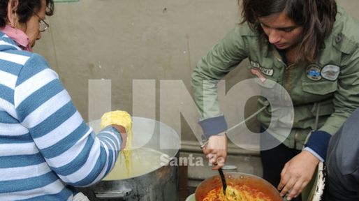 Alumnos de la Escuela Industrial realizan una tallarinada en forma de protesta