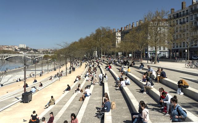 La gente disfruta del sol durante la pausa para el almuerzo en Lyon