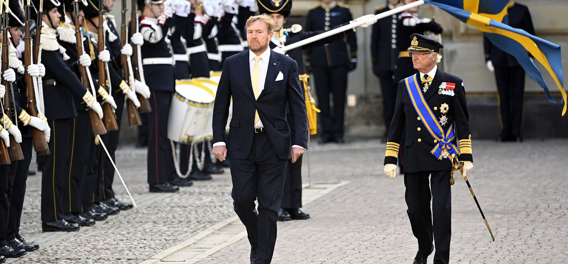 El rey Carl Gustaf de Suecia, a la derecha, y el rey Willem-Alexander de los Países Bajos caminan durante una ceremonia de bienvenida en el Palacio Real de Estocolmo, Suecia, el martes 11 de octubre de 2022. El Rey y la Reina de los Países Bajos están en una reunión de tres días Visita de Estado a Suecia.
