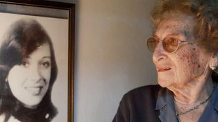 Rosa Roisinblit junto a un retrato de su hija Patricia, desaparecida durante la última dictadura.